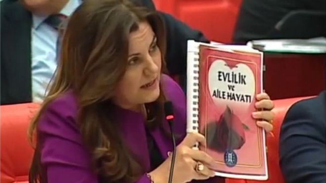 Оппозиционный депутат парламента Турции Фатма Каплан Хурриет критикует книгу для молодоженов в парламенте