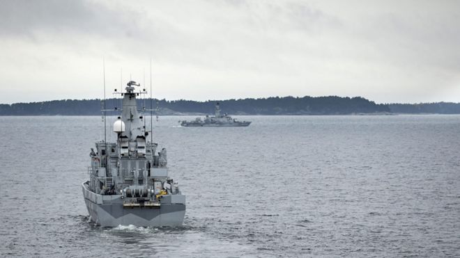 Шведский тральщик HMS Kullen (L) участвует в военной операции на Стокгольмском архипелаге, Швеция, 19 октября 201 года