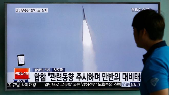 A man in Seoul watches a TV report about North Korea's missile launch (31 May 2016)
