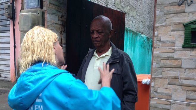 Медицинский работник разговаривает с человеком в Жакарейпагуа