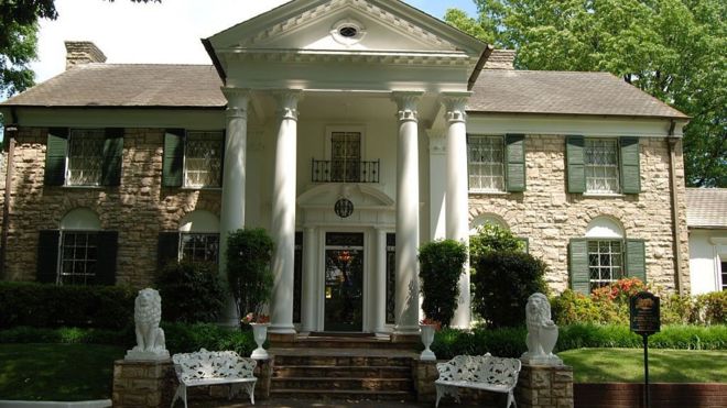 La mansión de Graceland por fuera, en Memphis, Estados Unidos, la que fue residencia de Elvis Presley.