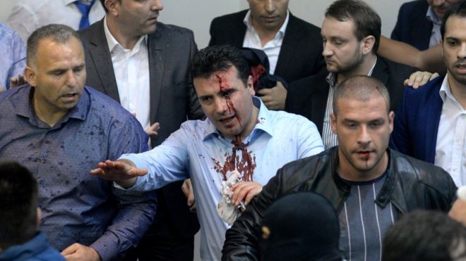 Лидер социал-демократов Зоран Заев с кровью, льющейся по его лицу