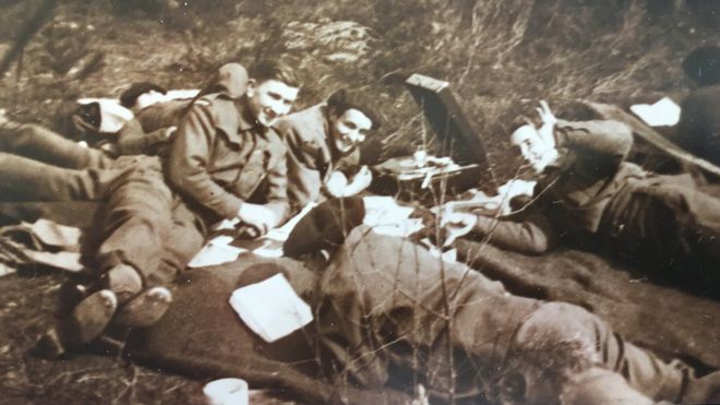 Даниэль Кордье (справа) с другими свободными французскими солдатами Генерал де Голль бежал в Лондон, чтобы сформировать французское правительство в изгнании