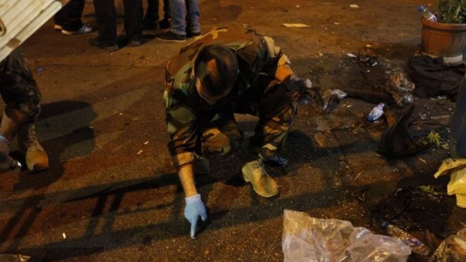 Офицер-криминалист ливанской армии собирает доказательства на месте теракта-самоубийцы в Бурдж-эль-Барахне, Бейрут (12 ноября 2015 года)