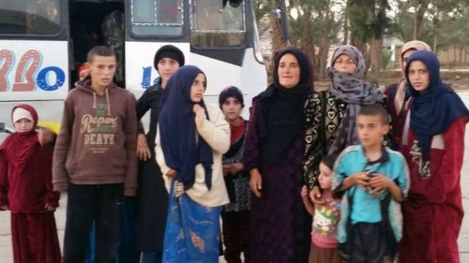 На снимке, опубликованном государственным агентством сирийских арабских новостей 8 ноября 2018 года, якобы изображена группа спасенных женщин и детей
