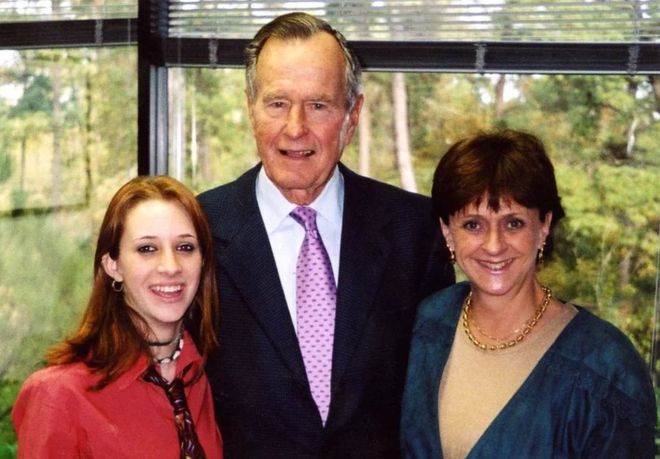 Roslyn Corrigan and her mother Sari Young at the 2003 event with Bush