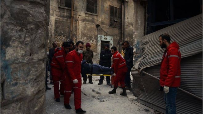 Носилки носят по улице в восточной части Алеппо врачи Красного Полумесяца и Красного Креста, среда, 7 декабря 2016 г.