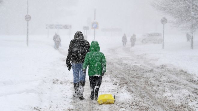 люди в снегу в балле