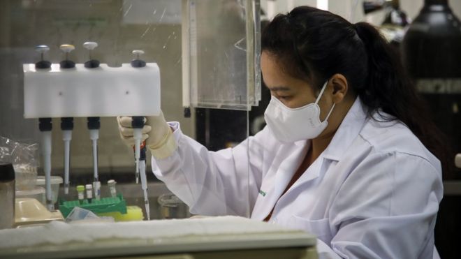 Una mujer trabajo en un laboratorio en el desarrollo de una vacuna contra el covid-19.