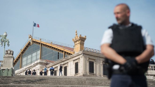 Un policía francés custodia la estación de tren Saint-Charles, en Marsella.