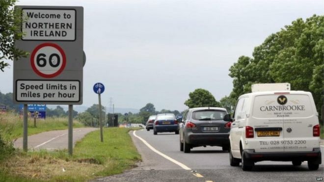 Транспортные средства едут по дороге через ирландскую границу