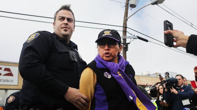 Mujer detenida por un agente de policía.