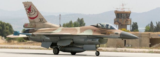 Истребитель F-16 израильских ВВС готовится к вылету на авиабазе Рамат-Давид (28 июня 2016 года)