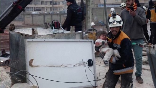 Seorang anak diselamatkan dari reruntuhan gedung akibat gempa di Turki