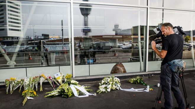 Цветы возложены в третьем зале вылета, в аэропорту Схипхол, Нидерланды. 17 июля 2015