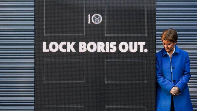 Фото кампании Nicola Sturgeon с дверью
