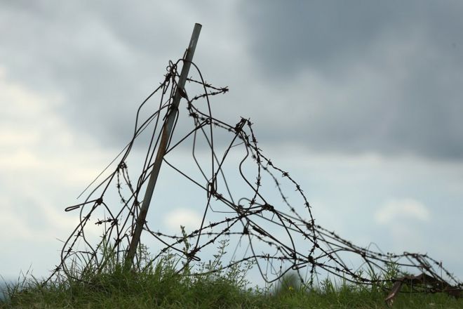 Колючая проволока на поле битвы Первой мировой войны в Вердене, Франция