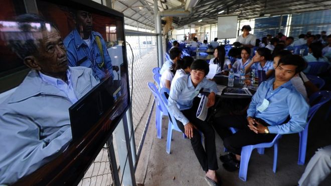 Камбоджийцы наблюдают за судом над бывшим тюремщиком красных кхмеров Каингом Гуэком Иавом (Дач)