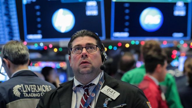 Трейдеры работают на площадке Нью-Йоркской фондовой биржи (NYSE) в Нью-Йорке, США, 7 декабря 2018 года.