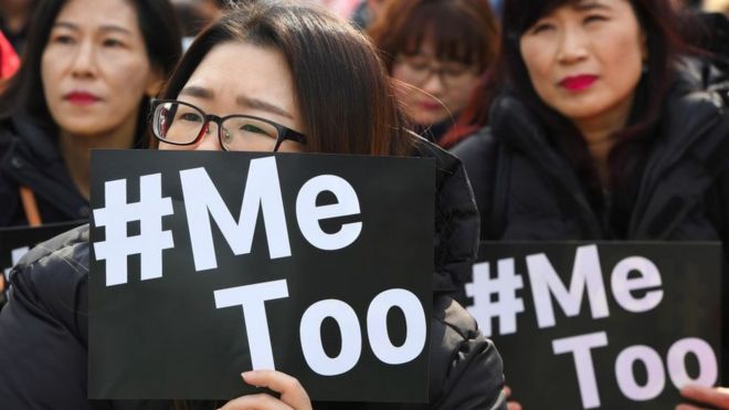 Южнокорейские демонстранты держат транспаранты во время митинга по случаю Международного женского дня в рамках национального движения #MeToo в Сеуле