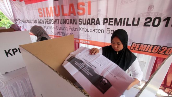 Warga mencoblos surat suara dari dalam bilik pada simulasi Pemilihan Umum 2019 di Desa Nagrak, Gunung Putri, Bogor, Jawa Barat, Sabtu (2/3/2019).