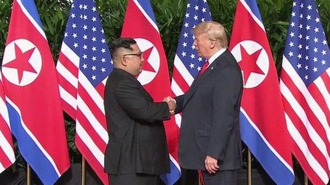 Trump na Kim wameshikana mikono kwa tabasamu