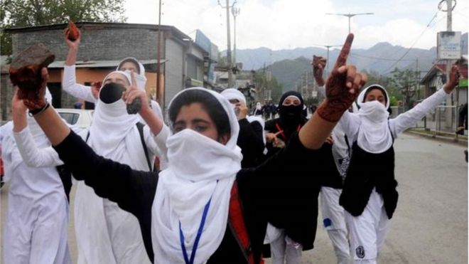 காஷ்மீர்: பாதுகாப்பு படையினருக்கு எதிராக கல்வீசிய பள்ளி, கல்லூரி மாணவிகள்
