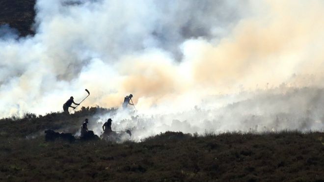 Пожарные продолжают сражаться с большим лесным пожаром на болотах над Сталибриджем