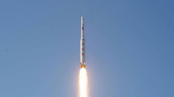 Северокорейская ракета дальнего радиуса действия запущена в воздух на месте запуска ракеты Сохаэ на этой недатированной фотографии, опубликованной Корейским центральным информационным агентством Кореи (KCNA) в Пхеньяне, 7 февраля 2016 года