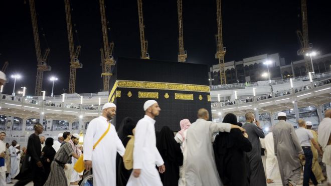 Мусульманские паломники вращаются вокруг святыни ислама против часовой стрелки, Каабы, в Большой мечети в священном мусульманском городе Саудовской Аравии Мекке - 26 сентября
