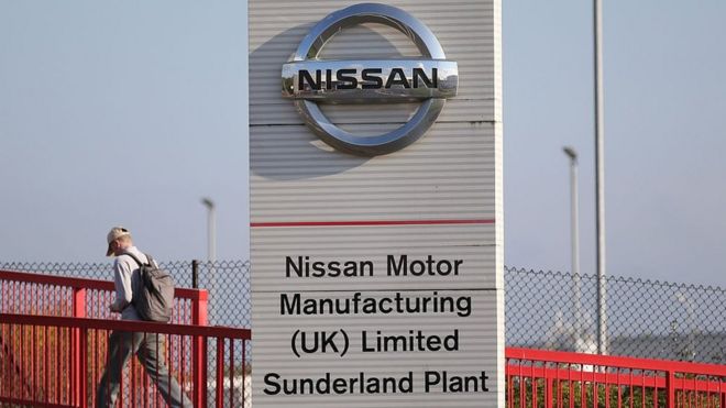 Рабочие покидают автомобильный завод Nissan после окончания смены в Сандерленде.