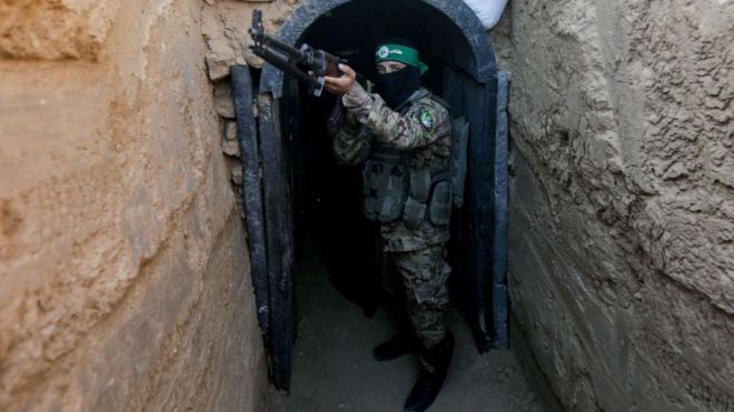 Un miliciano de Hamás en un túnel. 