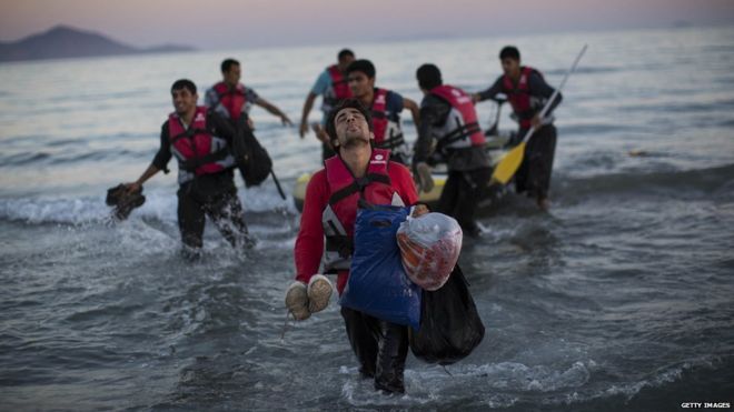 Мигранты из Пакистана выходят на берег на греческом острове Кос, 31 августа 15