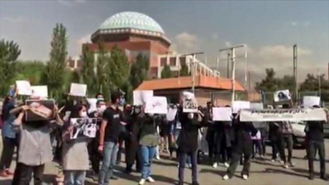 دانشجویان در دو هفته اخیر بی‌وقفه علیه جمهوری اسلامی اعتراض کردند