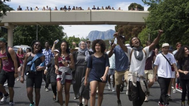 Студенты из Университета Стелленбош протестуют против повышения платы за проезд через центр города 23 октября 2015 года.