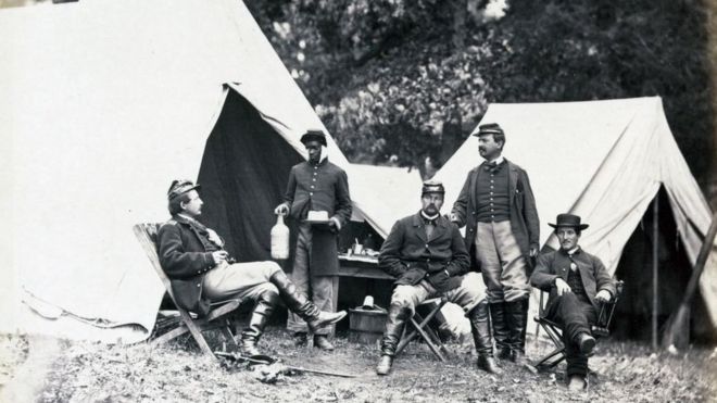 Черный санитар подает напитки офицерам Союза во время гражданской войны