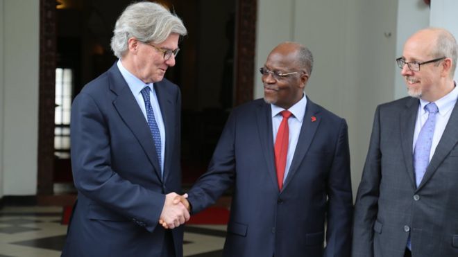 Rais Magufuli akiwa na Mwenyekiti wa Kampuni ya Barrick Gold Corporation ambayo ni mmiliki mkubwa wa kampuni ya Acacia Mining Limited Prof. John L. Thornton ikulu mjini Dar es Salaam.