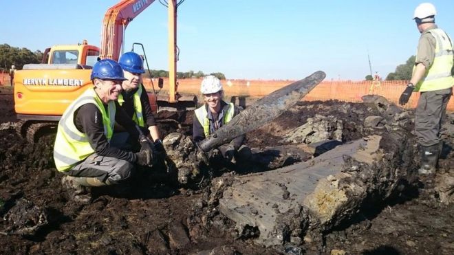 Holme Fen Spitfire: How WW2 crews recovered crashed planes - BBC News