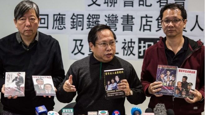 Члены продемократической группы Ли Чеук Ян (2-й слева), Альберт Хо (С) и Ричард Цой (4-й слева) держат книги во время пресс-конференции по поводу исчезновения пяти издателей в Гонконге 3 января 2016 года,