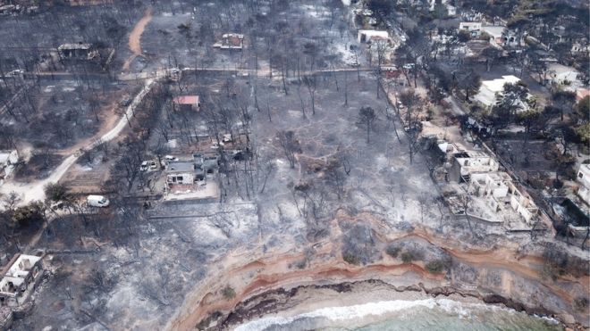 Вид с воздуха на ущерб от лесных пожаров в Мати, Греция