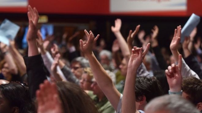 Делегаты лейбористов голосуют на конференции 2015 года