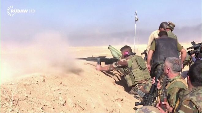 Combatientes peshmerga participan en la operación para recuperar el control de Mosul, Irak.