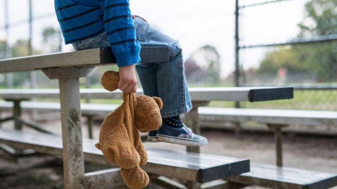 طفل صغير يمسك لعبة بطريقة تظهر أنه يعاقها