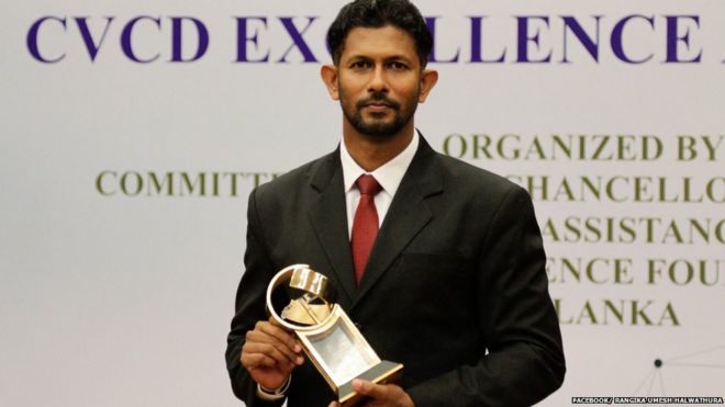 මහාචාර්ය හල්වතුර තමන්ට හිමි වූ සම්මානයක් සමග
