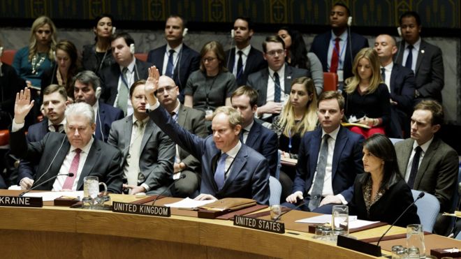 Посол Украины Владимир Ельченко (слева) и посол Великобритании Мэтью Райкрофт (2L) голосуют за проект резолюции по Иерусалиму в Совете Безопасности ООН 18 декабря 2017 года