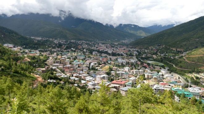 На этом снимке, сделанном 25 августа 2018 года, показан общий вид столицы Бутана Тхимпху