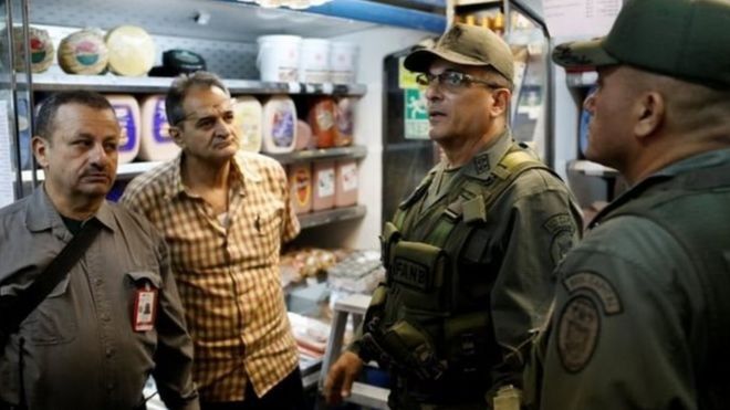 Quân đội kiểm tra các cửa hàng thực phẩm ở Caracas và các thành phố khác