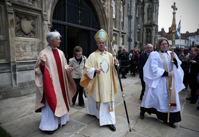 Джастин Уэлби, архиепископ Кентерберийский (С), уезжает после своей пасхальной проповеди 5 апреля 2015 года в Кентербери, Англия.