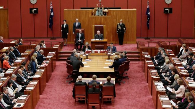 Генерал-губернатор Питер Косгроув выступает в Сенате Австралии, открывая парламент