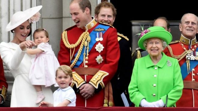 Королева стоит на балконе Букингемского дворца после ежегодной церемонии «Война за цвет» в июне 2016 года с другими членами Королевской семьи